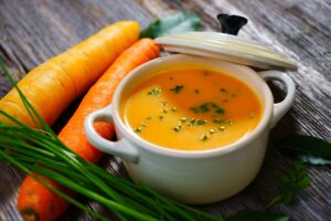 Möhrensuppe mit Kresse und Orangensaft