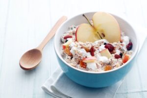 Müsli mit Apfel, Joghurt und Gojibeeren