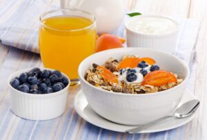 Müsli mit Aprikosen, Blaubeeren und Joghurt