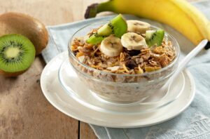 Müsli mit Banane und Kiwi