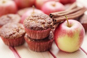 Muffins mit Apfel, Schokolade und Zimt