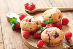 Dinkelmehl-Muffins mit Himbeeren