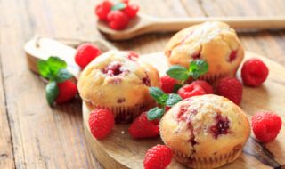 Dinkelmehl-Muffins mit Himbeeren