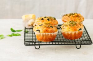 Zucchini-Muffins mit Oliven und Parmesan