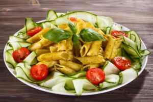 Nudeln mit Gurke, Tomate und Pesto