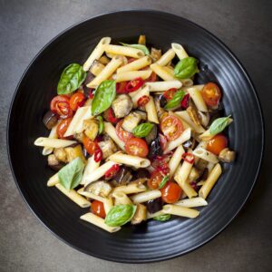 Nudel-Tomatensalat mit Aubergine und Chili