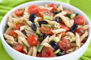 Nudelsalat mit Kirschtomaten, Oliven und Gurke