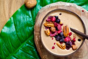 Nussbowl mit Banane, Kakao und Beeren