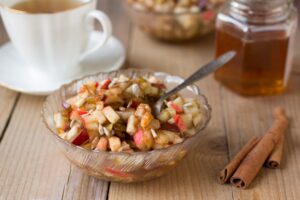 Fruchtsalat mit Apfel, Birne, Trauben und Zimt