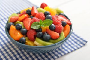 Beeren-Obstsalat mit Aprikose, Kiwi und Orange