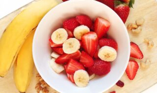 Erdbeer-Bananensalat mit Gojibeeren und Cashews