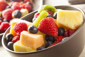 Ananas-Beeren-Obstsalat mit Kiwi und Zuckermelone