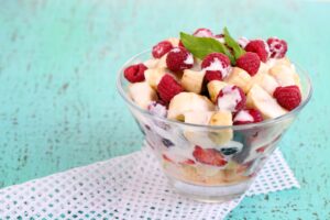 Obstsalat mit Himbeeren, Brombeeren, Banane und Joghurt