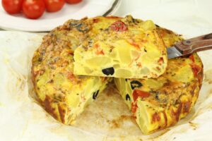 Tortilla mit Kartoffeln, Tomaten und schwarzen Oliven