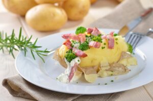 Kartoffeln mit Brokkoli, Speck und Schnittlauch