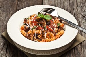 One-Pot-Pasta mit Soja-Hack und Aubergine