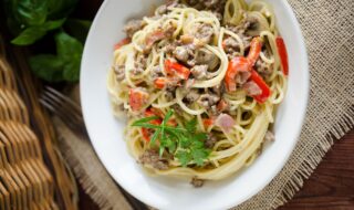 One-Pot-Pasta mit Hackfleisch, Champignons und Paprika