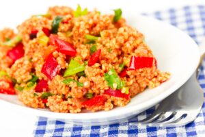 Orientalisches Couscous mit Paprika, Petersilie und Minze