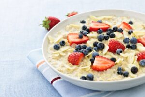 Overnight-Oats mit Erdbeeren, Blaubeeren, Mandeln und Vanille