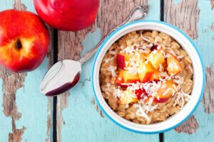 Overnight Oats mit Pfirsich und Kokosraspeln