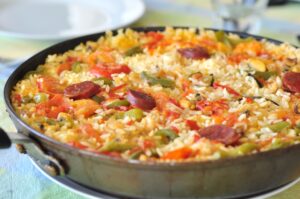 Paella mit Paprika und Chorizo