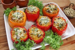 Paprika mit scharfem Couscous und Champignons