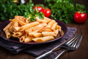 Pasta mit Geflügel in Tomaten-Sahne-Sauce