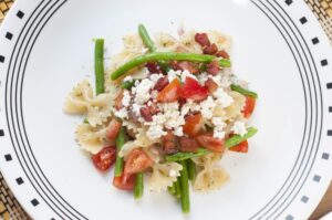 Pasta mit grünen Bohnen, Tomaten, Feta und Speck