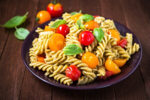 Pasta mit Pesto und Kirschtomaten