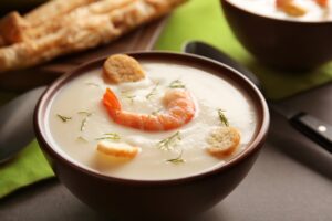 Pastinakencremesuppe mit Limetten-Garnelen