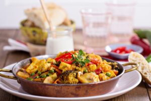 Tofu-Pfanne mit Champignons, Erbsen, Paprika, Brokkoli und Blumenkohl