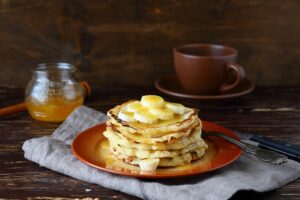 Pfannkuchen mit Apfel, Frischkäse, Banane und Honig