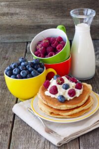 Apfel-Pancakes mit Beeren und Quark