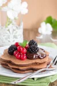 Schoko-Pfannkuchen mit Creme und Beeren