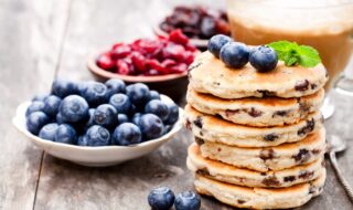 Pancake mit Blaubeeren und Cranberries