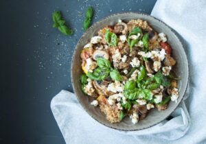 Quinoa Bowl mit Champignons und Feta