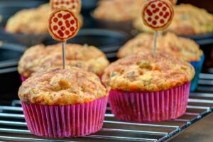 Pizza-Muffins mit Gemüse und Kochschinken