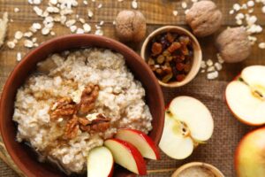 Porridge mit Apfel, Chiasamen und Walnüssen