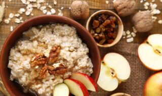 Porridge mit Apfel, Chiasamen und Walnüssen