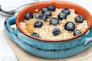 Porridge mit Banane und Blaubeeren