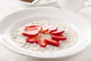 Porridge mit Erdbeeren