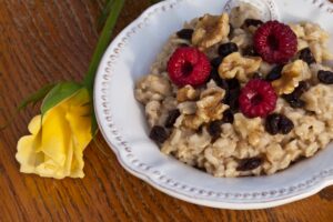 Porridge mit Himbeeren, Walnüssen und Rosinen