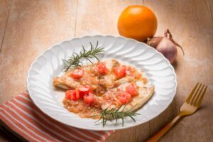 Putenfilet in Blutorangensauce mit Salat