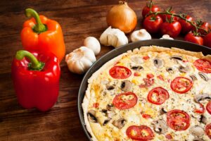 Quiche mit Paprika, Tomaten und Champignons