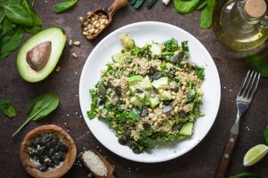 Quinoa Bowl mit Spinat und Avocado