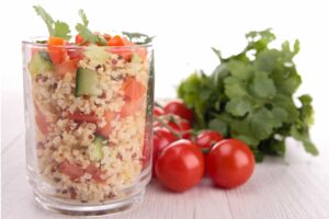 Quinoa mit Tomate und Gurke