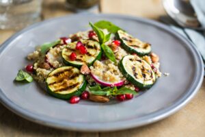 Quinoasalat mit gebratener Zucchini und Granatapfelkernen