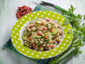 Reis mit Zucchini, Goji Beeren und Petersilie