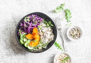 Reis-Bowl mit Kürbis, Rotkohl, Gurke und Erdnüssen