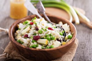 Reissalat mit Apfel, Cranberries und Erbsen